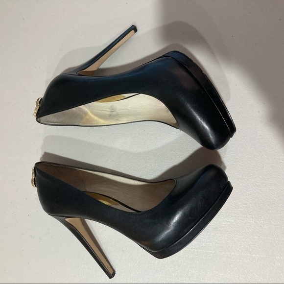 MICHAEL KORS Sz 7 4.5” Heel 1/2” Front Platform & Golden MK Locket Pumps Heels - Picture 3 of 9